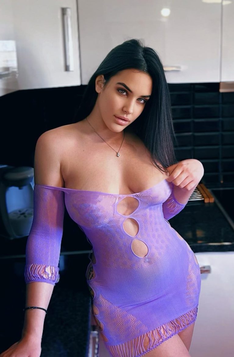 Eλληνιδα TikToker σε ταινια πορνο και Onlyfans